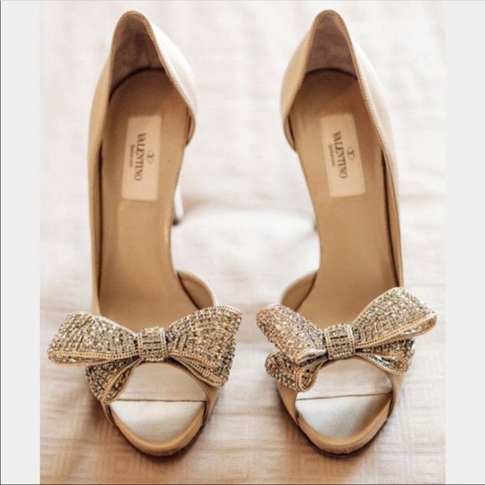 DISO!!!!!!! Valentino Bow heels in tan